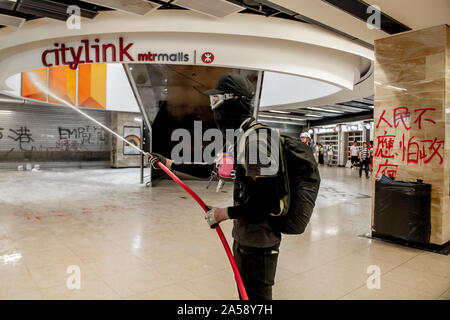 Hong Kong Demonstranten, Ausgehebelt öffnen Sie einen Schrank mit einem Feuerwehrschlauch, sprühen Sie die Öffentlichkeit und die Geschäfte im Inneren einer Shopping Mall in Hongkong Stockfoto