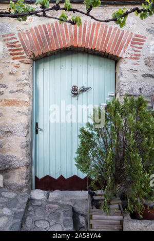 Pale Green Door Steinhaus bis rustikal Stockfoto