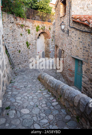 Straße mit Kopfsteinpflaster im hübschen Dorf Eus, Pyrénées-orientales, Frankreich Stockfoto