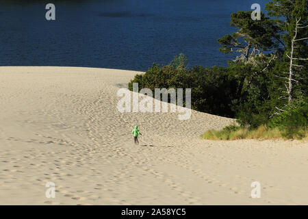 Little Boy Walking In Sanddünen an Jessie M. Honeyman Memorial State Park Stockfoto