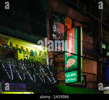 YANGON, MYANMAR - ca. Dezember 2017: Zeichen der Restaurant in Chinatown in der Nacht, die Gegend ist beliebt bei Rucksacktouristen aufgrund der Street Food stände ein Stockfoto