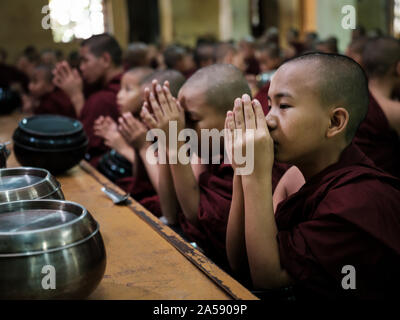 YANGON, MYANMAR - ca. Dezember 2017: Mönchen auf einem Tempel in der Nähe von Yangon. Stockfoto