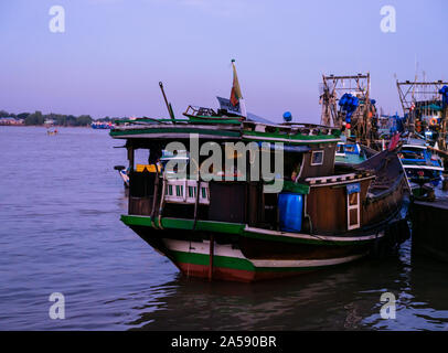 YANGON, MYANMAR - ca. Dezember 2017: Boot in Yangon Fischmarkt in der Morgendämmerung. Stockfoto