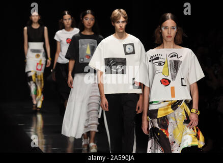 Tokio, Japan. Okt, 2019 18. Modelle zeigen Schöpfungen der japanische Designer Tae Ashida für ihre im Frühjahr 2020 und Sommer Kollektion als Teil von Rakuten Fashion Week in Tokio in Tokio am Freitag, 18. Oktober 2019. Credit: Yoshio Tsunoda/LBA/Alamy leben Nachrichten Stockfoto