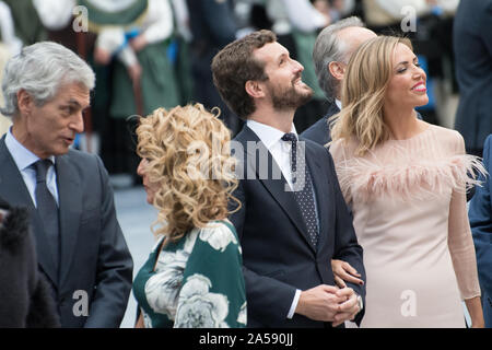 Oviedo, Spanien. Okt, 2019 18. Oviedo, Spanien: Pablo Casado (L) und seine Frau Isabel Torres (R) Lächeln, bevor Sie das Campoamor Theater während der 2019 Prinzessin von Asturien Preisverleihung auf das Campoamor Theater in Oviedo, Spanien am 18. Oktober 2019. (Foto von Alberto Brevers/Pacific Press) Quelle: Pacific Press Agency/Alamy leben Nachrichten Stockfoto