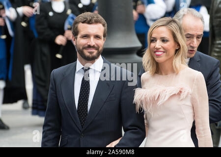 Oviedo, Spanien. Okt, 2019 18. Oviedo, Spanien: Pablo Casado (L) und seine Frau Isabel Torres (R) Lächeln, bevor Sie das Campoamor Theater während der 2019 Prinzessin von Asturien Preisverleihung auf das Campoamor Theater in Oviedo, Spanien am 18. Oktober 2019. (Foto von Alberto Brevers/Pacific Press) Quelle: Pacific Press Agency/Alamy leben Nachrichten Stockfoto