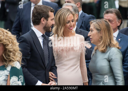 Oviedo, Spanien. Okt, 2019 18. Oviedo, Spanien: Pablo Casado (L) und seine Frau Isabel Torres chat mit Ana Pastor (R) vor dem Eintritt in das Campoamor Theater während der 2019 Prinzessin von Asturien Preisverleihung auf das Campoamor Theater in Oviedo, Spanien am 18. Oktober 2019. (Foto von Alberto Brevers/Pacific Press) Quelle: Pacific Press Agency/Alamy leben Nachrichten Stockfoto