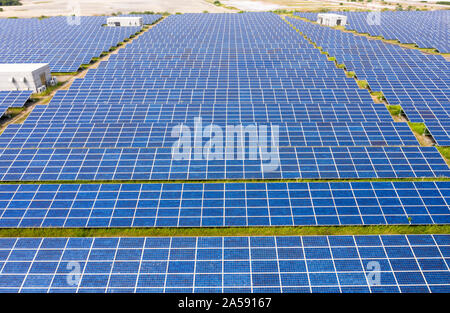 Luftaufnahme von Solarzellen auf Gras Stockfoto
