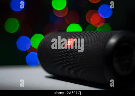 Nahaufnahme von der JBL-Logo in JBL Flip4Bluetooth Tragbarer Lautsprecher mit bokeh Christmas lights Hintergrund. Stockfoto