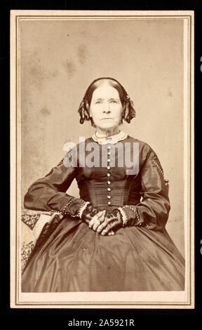Nicht identifizierte Frau, die Hände auf dem Schoß, Vorderseite] / DC Dinsmore, Fotograf, Dover, Maine Stockfoto