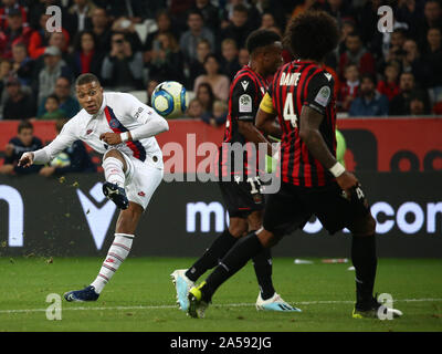 Nizza, Frankreich. Okt, 2019 18. Kylian Mbappe (L) von Paris Saint-Germain kickt den Ball während eines französischen Ligue 1 Match gegen Nizza in Nizza, Frankreich, am Okt. 18, 2019. Credit: Serge Haouzi/Xinhua/Alamy leben Nachrichten Stockfoto