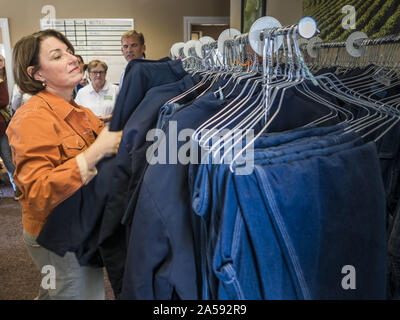 Crawfordsville, Iowa, USA. Okt, 2019 18. US-Senator Amy Klobuchar (D-MN) befasst sich mit den Uniformen, die von der entlassene Arbeitnehmer bei der W2 Kraftstoff, Biodiesel, der Raffinerie, die Soja biodiesel zu bilden. W2 Kraftstoff geschlossen vor etwa einem Monat wegen der niedrigen Nachfrage nach Biokraftstoffen auf durch die Anzahl der Biokraftstoffe Verzichtserklärungen brachte die US-Umweltschutzbehörde EPA hat Erdölraffinerien. Sen Klobuchar ist auf barnstorming Stadtrundfahrt Südostiowa dieses Wochenende. Sie setzt sich der demokratische Kandidat für die US-Präsidentschaft. Neben der Kampagne Treffen und Veranstaltungen begrüßen, sie hielten an einem Biokraftstoffe Werk über die d zu lernen Stockfoto