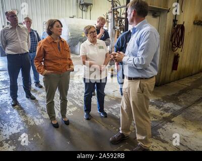 Crawfordsville, Iowa, USA. Okt, 2019 18. US-Senator Amy Klobuchar (D-MN), links, und Patty Richter, vom Fokus auf die ländlichen Amerika, hören ROYDON STROM, Präsident und CEO von W2 Kraftstoff während einer Tour von W2 Fuel, Biodiesel, der Raffinerie, die Soja biodiesel zu bilden. W2 Kraftstoff geschlossen vor etwa einem Monat wegen der niedrigen Nachfrage nach Biokraftstoffen auf durch die Anzahl der Biokraftstoffe Verzichtserklärungen brachte die US-Umweltschutzbehörde EPA hat Erdölraffinerien. Sen Klobuchar ist auf barnstorming Stadtrundfahrt Südostiowa dieses Wochenende. Sie setzt sich der demokratische Kandidat für die US-Präsidentschaft. Neben der Kampagne mich Stockfoto