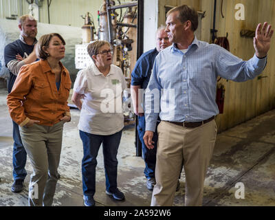 Crawfordsville, Iowa, USA. Okt, 2019 18. US-Senator Amy Klobuchar (D-MN), links, und Patty Richter, vom Fokus auf die ländlichen Amerika, hören ROYDON STROM, Präsident und CEO von W2 Kraftstoff während einer Tour von W2 Fuel, Biodiesel, der Raffinerie, die Soja biodiesel zu bilden. W2 Kraftstoff geschlossen vor etwa einem Monat wegen der niedrigen Nachfrage nach Biokraftstoffen auf durch die Anzahl der Biokraftstoffe Verzichtserklärungen brachte die US-Umweltschutzbehörde EPA hat Erdölraffinerien. Sen Klobuchar ist auf barnstorming Stadtrundfahrt Südostiowa dieses Wochenende. Sie setzt sich der demokratische Kandidat für die US-Präsidentschaft. Neben der Kampagne mich Stockfoto