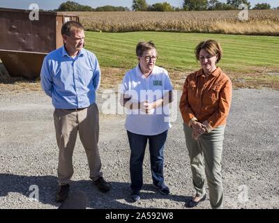 Crawfordsville, Iowa, USA. Okt, 2019 18. ROYDON STROM, Präsident und CEO von W2 Kraftstoff, Links, PATTY RICHTER, vom Fokus auf die ländlichen Amerika, Mitte und US-Senator Amy Klobuchar (D-MN), während einer Tour von W2 Fuel, Biodiesel, der Raffinerie, die Soja biodiesel zu bilden. W2 Kraftstoff geschlossen vor etwa einem Monat wegen der niedrigen Nachfrage nach Biokraftstoffen auf durch die Anzahl der Biokraftstoffe Verzichtserklärungen brachte die US-Umweltschutzbehörde EPA hat Erdölraffinerien. Sen Klobuchar ist auf barnstorming Stadtrundfahrt Südostiowa dieses Wochenende. Sie setzt sich der demokratische Kandidat für die US-Präsidentschaft. Neben der Kampagne mee Stockfoto