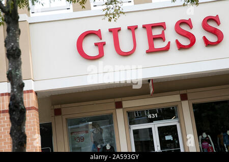 Ein logo Zeichen außerhalb einer Vermutung Store in Queenstown, Maryland am 5. August 2019. Stockfoto