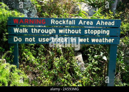 Anmelden Warnung von Rock in Burleigh Heads Australien fällt Stockfoto