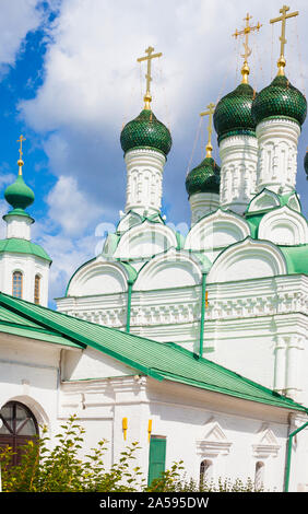 Grüne Kuppelkirche von Wondermakers XVII Jahrhundert in Moskau, Russland. Die Kirche ist dem Heiligen Michael und Theodore gewidmet Stockfoto