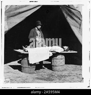 Unbekannter Ort. Einbalsamierung Chirurgen bei der Arbeit auf der Soldat Körper Stockfoto