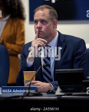 Washington, Vereinigte Staaten von Amerika. 18. Oktober, 2019. NASA-Administrator Jim Bridenstine Uhren NASA-Astronauten, Christina Koch und Jessica Meir während der ersten all-Frau Außenbordeinsatz von der Space Operations Center Oktober 18, 2019 in Washington, DC. Quelle: Joel Kowsky/NASA/Alamy leben Nachrichten Stockfoto