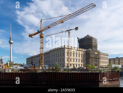 Berlin, Deutschland. Okt, 2019 18. Die Baustelle des Berliner Schloss in der historischen Mitte von Berlin. Auf der linken Seite des Bildes sehen Sie den Berliner Fernsehturm. Credit: Monika Skolimowska/dpa-Zentralbild/dpa/Alamy leben Nachrichten Stockfoto