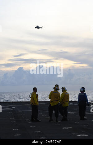 SULU SEE (Okt. 2010) 17, 2019) U.S. Navy Flight Deck Crew beobachten eine philippinische Marine AW-109 Hubschrauber an Bord der U.S. Navy Whidbey Island-Klasse dock Landung Schiff USS Germantown (LSD 42) während der Ausbildung (MTA) SAMA SAMA2019. Jetzt in seinem dritten Jahr, MTA-sama Sama umfasst Kräfte aus Japan, auf den Philippinen und in den Vereinigten Staaten und ist darauf ausgelegt, die Sicherheit in der Region, die Zusammenarbeit zu fördern, pflegen und maritime Partnerschaften stärken, und maritime Interoperabilität verbessern. (U.S. Marine Foto von Mass Communication Specialist 1. Klasse Toni Burton) Stockfoto