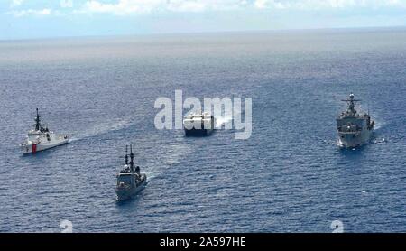 SULU SEE (Okt. 2010) 17, 2019) - (während der Übung ein Foto von links nach rechts) der US-Küstenwache Legende - Class Cutter WMSL USCGC Stratton (752), Philippine Schiff der Marine BRP Andres Bonifacio (PS 17), Military Sealift Command Speerspitze-Klasse expeditionary schnellen Transport USNS Millinocket (T-EPF 3) und U.S. Navy Whidbey Island-Klasse dock Landung Schiff USS Germantown (LSD 42) dampf in Formation zusammen als Teil der Ausbildung (MTA) SAMA SAMA2019. Jetzt in seinem dritten Jahr, MTA-sama Sama umfasst Kräfte aus Japan, auf den Philippinen und in den Vereinigten Staaten und ist darauf ausgelegt, die Sicherheit in der Region zu fördern. Stockfoto