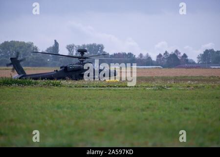 Eine britische AH-64 E Apache Kampfhubschrauber, auf den 3. Regiment Army Air Corps (3 AAC) UK Joint Helicopter Befehl zugewiesen, wartet auf die Abreise Signal, nach dem Tanken von Maßnahmen, die die Gemeinsame taktische Versorgungstrakt, als Einheit in der Französischen Übung Baccarat, auf chièvres Air Base, Belgien, Sept. 25, 2019. (U.S. Armee Foto von pierre-etienne Courtejoie) Stockfoto