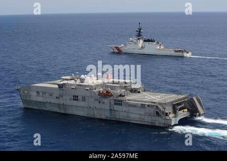 SULU SEE (Okt. 2010) 17, 2019) - Der Military Sealift Command Speerspitze-Klasse expeditionary schnellen Transport USNS Millinocket (T-EPF 3) und der U.S. Coast Guard Legende - Class Cutter WMSL USCGC Stratton (752) Dampf in Formation zusammen während ein Foto Übung als Teil der maritimen Ausbildung (MTA) SAMA SAMA2019. Jetzt in seinem dritten Jahr, MTA-sama Sama umfasst Kräfte aus Japan, auf den Philippinen und in den Vereinigten Staaten und ist darauf ausgelegt, die Sicherheit in der Region, die Zusammenarbeit zu fördern, pflegen und maritime Partnerschaften stärken, und maritime Interoperabilität verbessern. (U.S. Coast Guard Foto von Petty Officer 1. Stockfoto