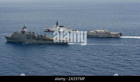 SULU SEE (Okt. 2010) 17, 2019) - (während der Übung ein Foto von links nach rechts) der US-Navy Whidbey Island-Klasse dock Landung Schiff USS Germantown (LSD 42), der U.S. Coast Guard Legende - Class Cutter WMSL USCGC Stratton (752) und Military Sealift Command Speerspitze-Klasse expeditionary schnellen Transport USNS Millinocket (T-EPF 3) Dampf in Formation zusammen als Teil der Ausbildung (MTA) SAMA SAMA2019. Jetzt in seinem dritten Jahr, MTA-sama Sama umfasst Kräfte aus Japan, auf den Philippinen und in den Vereinigten Staaten und ist darauf ausgelegt, die Sicherheit in der Region, die Zusammenarbeit zu fördern, pflegen und maritime Partner stärken Stockfoto