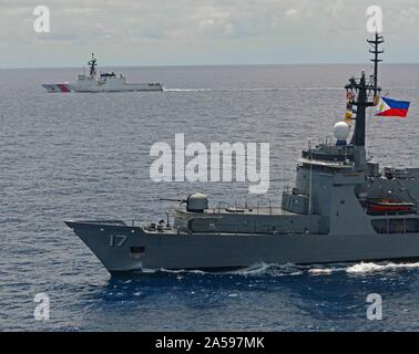 SULU SEE (Okt. 2010) 17, 2019) - Die Philippinische Marine Schiff BRP Andres Bonifacio (PS 17) und der U.S. Coast Guard Legende - Class Cutter WMSL USCGC Stratton (752) Dampf in Formation zusammen während ein Foto Übung als Teil der maritimen Ausbildung (MTA) SAMA SAMA2019. Jetzt in seinem dritten Jahr, MTA-sama Sama umfasst Kräfte aus Japan, auf den Philippinen und in den Vereinigten Staaten und ist darauf ausgelegt, die Sicherheit in der Region, die Zusammenarbeit zu fördern, pflegen und maritime Partnerschaften stärken, und maritime Interoperabilität verbessern. (U.S. Coast Guard Foto von Petty Officer 1st Class Nathan Littlejohn) Stockfoto