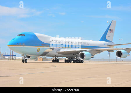 191017-N-VD 165-076 FORT WORTH, Texas (23. 17, 2019) kamen die Air Force One bei Naval Air Station (NAS) Fort Worth gemeinsame Mindestreservebasis (JRB) Okt. 17, 2019 als Teil der Präsidentenwahlen an den Besuch im Dallas Fort Worth (USA Marine Foto von Mass Communication Specialist 1. Klasse Jose R. Jaen/Freigegeben) Stockfoto