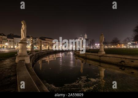 Horizontale Aufnahme von schönen italienischen Statuen im See reflektiert Nachts unter dem dunklen Himmel Stockfoto