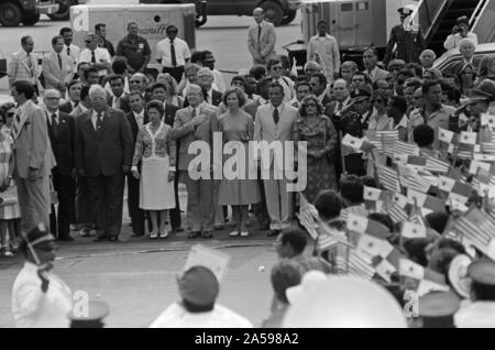 1978 - panamaischen Präsidentin Lakas, Präsident Jimmy Carter, und Allgemeine (GEN) Omar Torrijos stand auf Aufmerksamkeit während dem Abspielen der amerikanischen Nationalhymne am Flughafen Tocumen. Der Präsident ist in Panama die Instrumente zur Ratifizierung des Panamakanals Vertrag zu unterzeichnen. Stockfoto