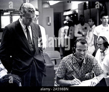 Herr-3 Recovery-Astronaut Gordon Cooper & Wernher von Braun im Blockhaus, 5/12/61 Stockfoto