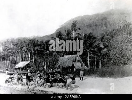 Amerikanische Soldaten in Panama. Amerikanische Soldaten mit einem Tauziehen übereinstimmen, der auf einer der Inseln in der Nähe des Panamakanals. Beachten Sie die dichten Dschungel im Hintergrund. 5/24/1920 Stockfoto