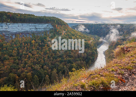 Schluchten im Herbst Laub in der Nähe von Bogenschießanlage bei Sonnenaufgang abgedeckt erstellt einen majestätischen Szene in Letchworth State Park, NY Stockfoto