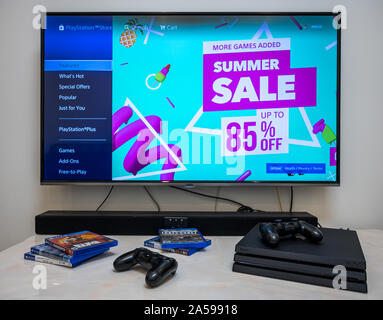 Summer Sale bei PS4 spielen. Pre-order, herunterladen, abspielen Sony Play Station 4 pro Spiel auf dem großen LCD-Bildschirm zu Hause. Stockfoto