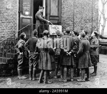 E-Mail an Mitglieder der 32nd Division bei Dierdorf, die ein paar Kilo verteilt. Aus der Neutralstellung Linie 1/12/1919 Stockfoto