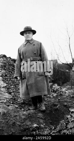 Herr EH Südlichen, US-amerikanischer Schauspieler, stehend auf einem zerstörten Mauer bei menil-la-Tour, Frankreich, in der Nähe einer YMCA Hütte Ca. 17. Februar 1918 Stockfoto