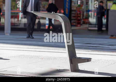 Eine moderne Fast space age Bubbler oder Springbrunnen auf der George Street in Sydney CBD bietet auch eine Trinkschale für Hunde Stockfoto