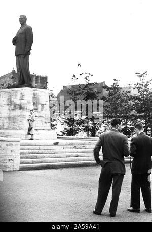 Foto von zwei Männer und eine Frau vor dem ehemaligen Statue von Joseph Stalin auf, was jetzt Karl Marx Allee in Berlin, 1955 (Statue 1961 entfernt werden?) Stockfoto