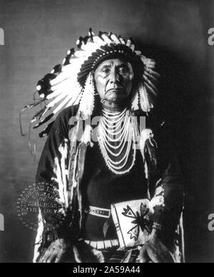 Hin-mah-auch-yah-lat-kekt, auch bekannt als Chief Joseph, Nez Percé Chief, in traditioneller Kleidung Ca. 1900 Stockfoto