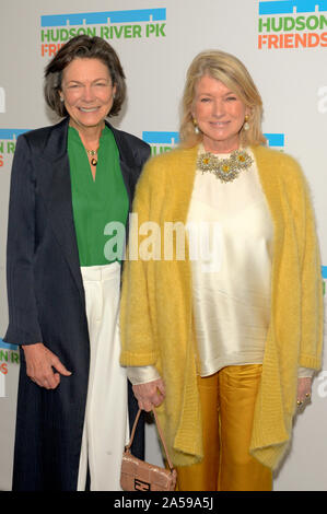 New York, Vereinigte Staaten. Okt, 2019 18. Diana Taylor und Martha Stewart an der 2019 Hudson River Park Gala an Cipriani South Street in New York City. Credit: SOPA Images Limited/Alamy leben Nachrichten Stockfoto