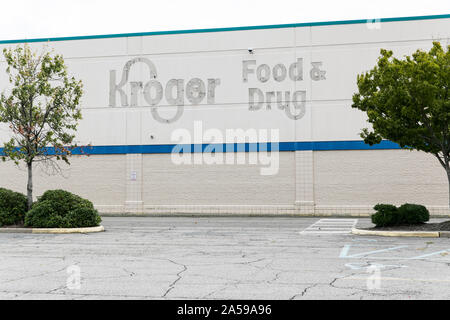 Die Umrisse einer logo Zeichen außerhalb eines geschlossenen Kroger retail Grocery Store Lage in Norfolk, Virginia am 13. September 2019. Stockfoto