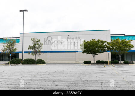Die Umrisse einer logo Zeichen außerhalb eines geschlossenen Kroger retail Grocery Store Lage in Norfolk, Virginia am 13. September 2019. Stockfoto