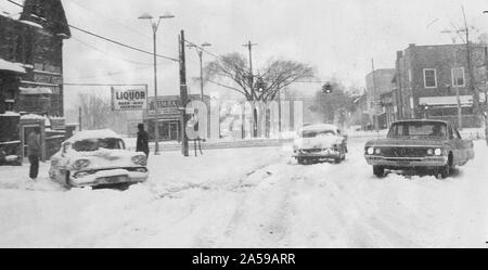 Autos stecken auf Snow-Clogged Street November 1966 Stockfoto
