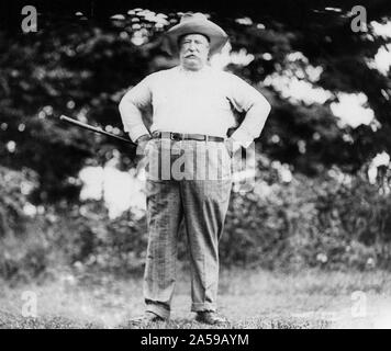William Howard Taft, 1857-1930, voll, stehend mit Waffen auf den Hüften, Holding Golf Club, nach vorne 1909 Stockfoto