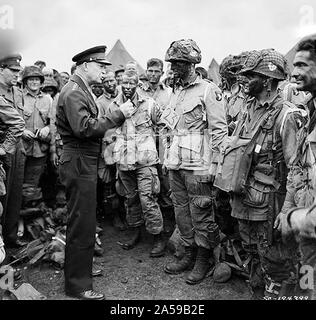 General Dwight D. Eisenhower gibt die Reihenfolge der Tag. "Vollständigen Sieg - sonst nichts", um Fallschirmjäger in England, kurz bevor sie ihre Flugzeuge, die in den ersten Angriff in der Invasion des europäischen Kontinents zu beteiligen. 06/06/1944 Stockfoto