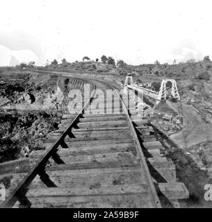 Geschichte Kaliforniens - Eisenbahn- und Hängebrücken in Folsom, Sacramento County Ca. 1866 Stockfoto